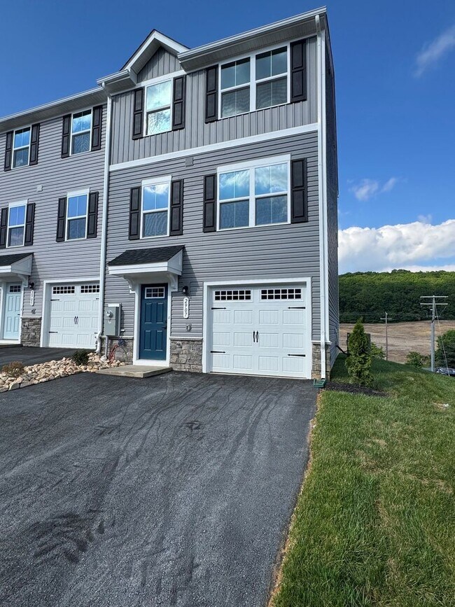 Building Photo - BRAND NEW HOME!