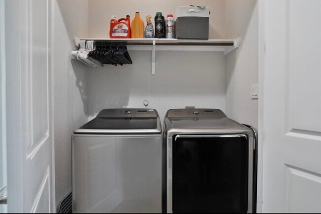 Building Photo - 4104 Marina St