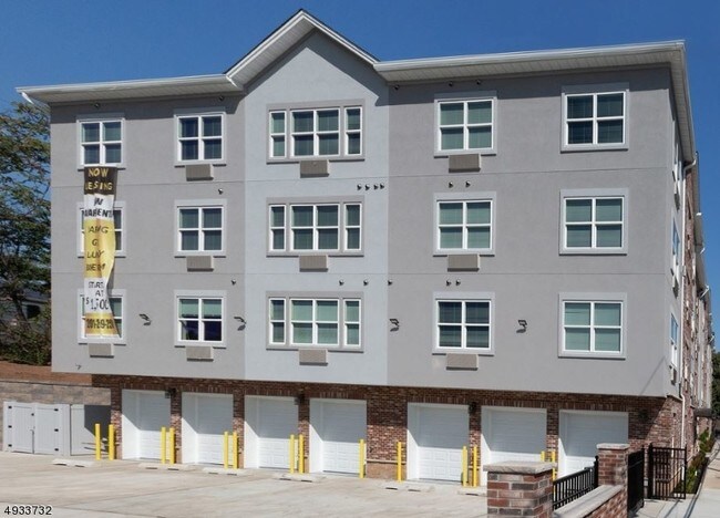 Building Photo - 437 Mulberry St