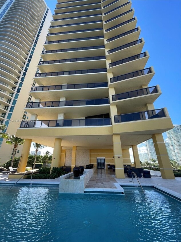 Primary Photo - 16275 Collins Ave