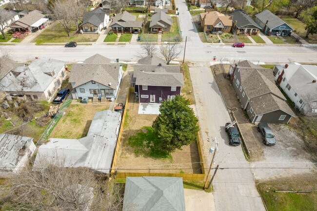 Building Photo - This 1930's Craftsman style home in the Br...