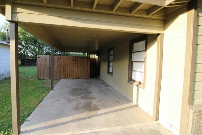 Building Photo - 706 E Polk Ave