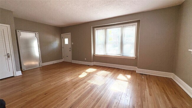 Foto del edificio - 7345 Amherst Ave