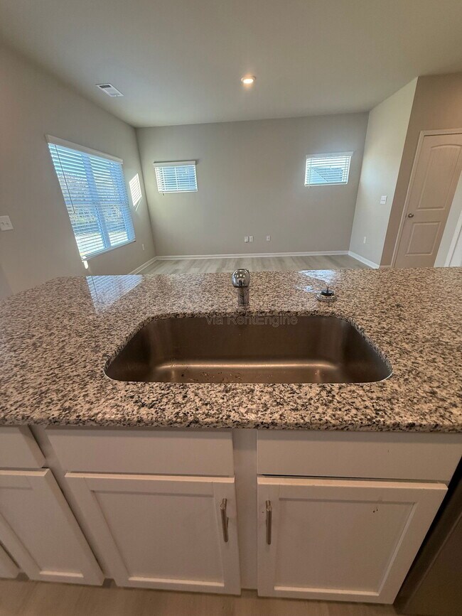 Foto del edificio - 501 Brady Dr