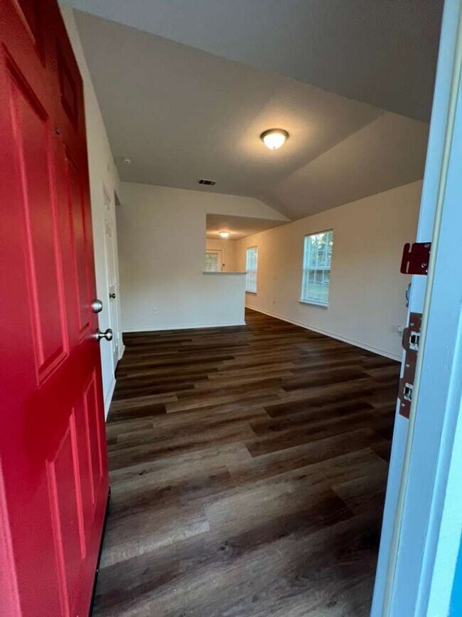 Foto del edificio - Very well maintained 2 bed 1 bath - move i...