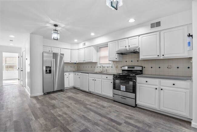 Building Photo - 38 Andrew St