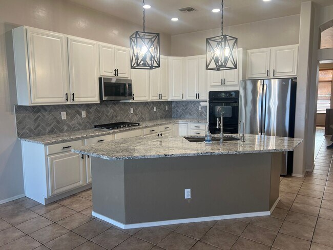 Foto del edificio - ATTRACTIVE SANTA FE 3 BEDROOM IN VAIL SCHOOL DISTRICT.