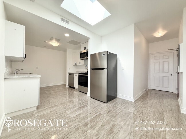 Building Photo - Spacious 2-Bedroom Apartment with 3 Bathrooms & Free Internet on Danforth Ave