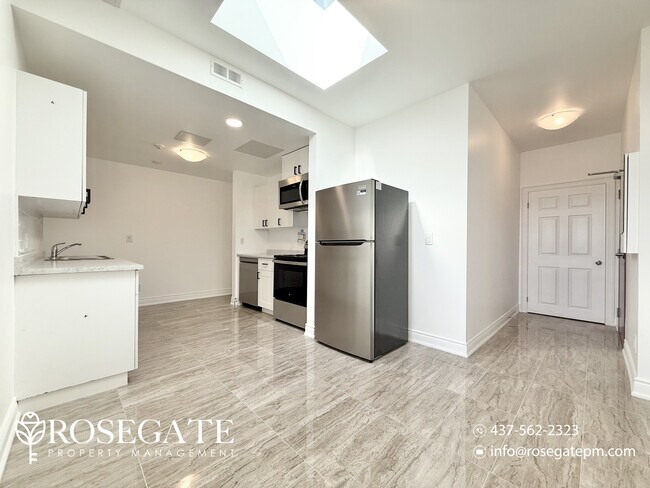 Photo du bâtiment - Spacious 2-Bedroom Apartment with 3 Bathrooms & Free Internet on Danforth Ave