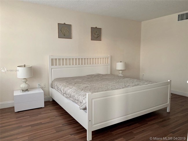 Foto del edificio - 1710 NE 191st St