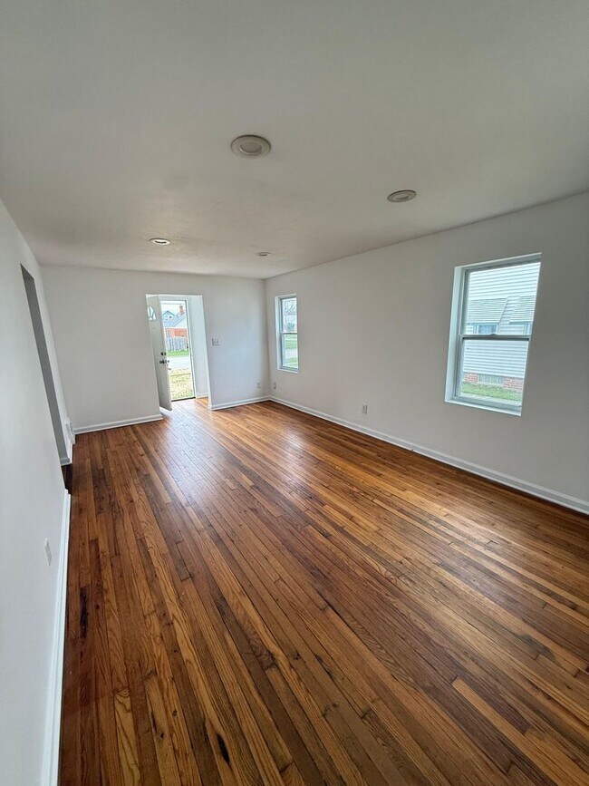 Foto del edificio - Charming 3 Bedroom Home Euclid