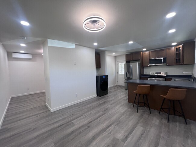 Building Photo - 837 Walnut Ln