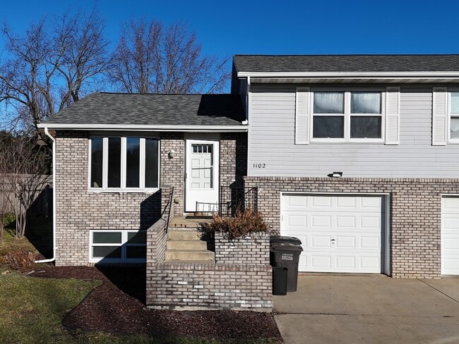 Building Photo - 1102 Smedal Dr