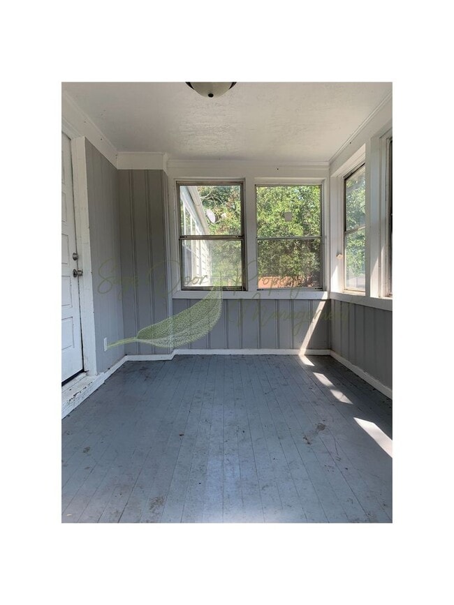 Building Photo - UPSTAIRS GETAWAY!!!