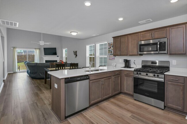 Foto del edificio - Modern Comfort with Fenced Backyard in the Heart of Lexington