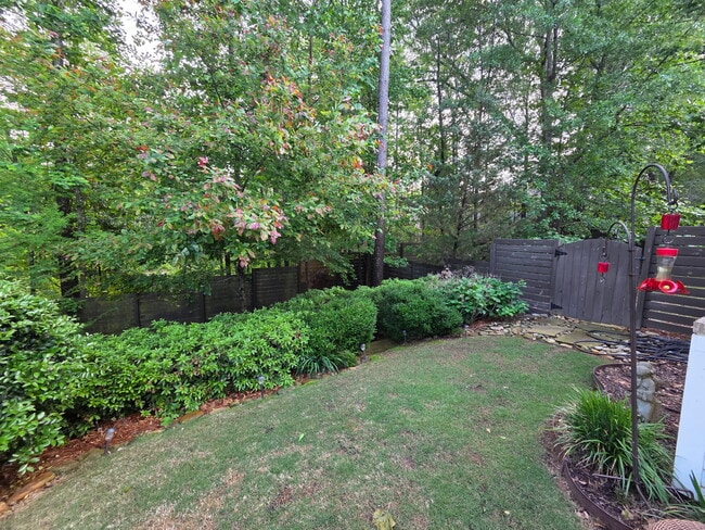 Pet friendly fenced yard - 423 Johnson Ct