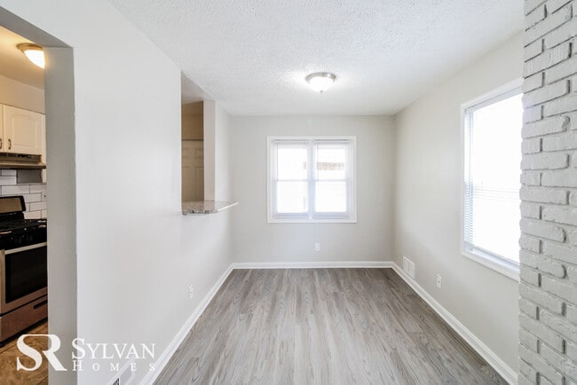 Building Photo - Feel welcome in this charming brick townhome