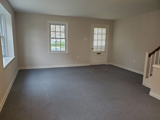 Building Photo - Beautifully Updated 3 Bedroom