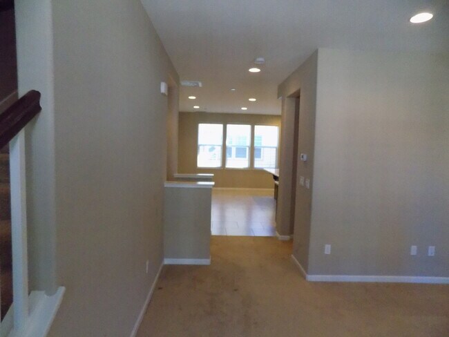 Foto del edificio - Gorgeous "Like New" Cambrian Tri-level Fou...