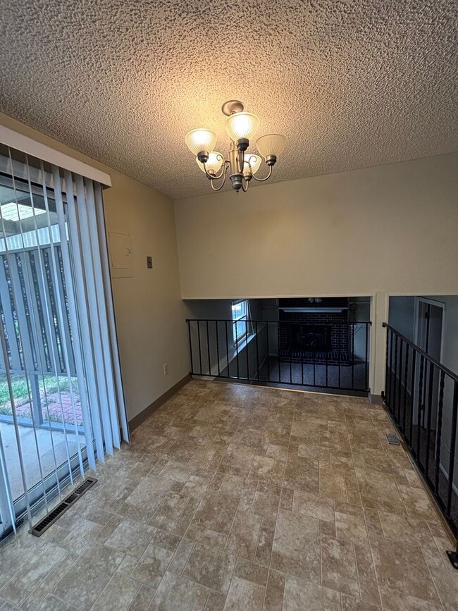 Building Photo - 3 bed, 1.5 bath - Available Now! MileStone...