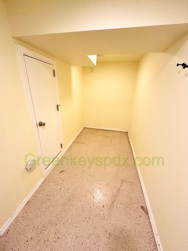 Building Photo - 3-Bedroom, 2-Bathroom House with Attached ...