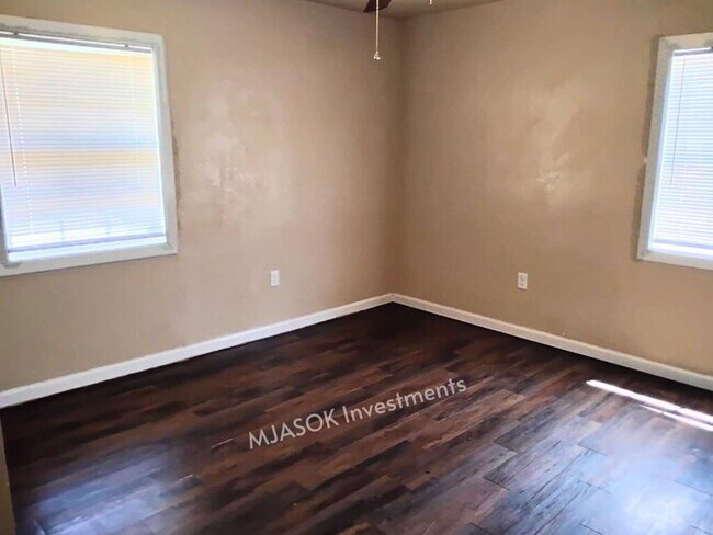 Foto del edificio - Remodeled 3 Bed / 1.5 Bath with Large Fenced Yard in Lawton