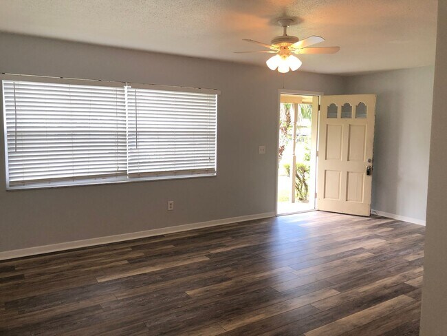 Building Photo - Beautifully renovated 3 bed / 1 bath home! Ready for Move in September! Large back yard! Home on ...