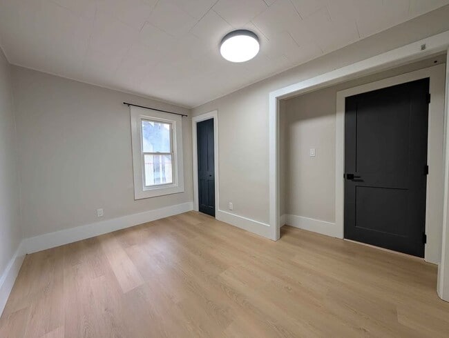 Building Photo - 985 Albert Rd