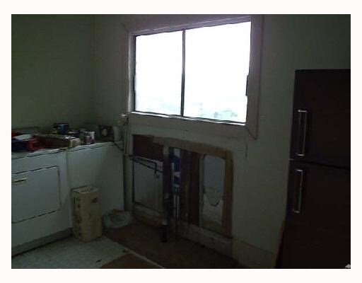 Building Photo - 1639 1/2 Clay St