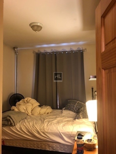 Building Photo - Great NO FEE Two Bedroom in Astoria, NY