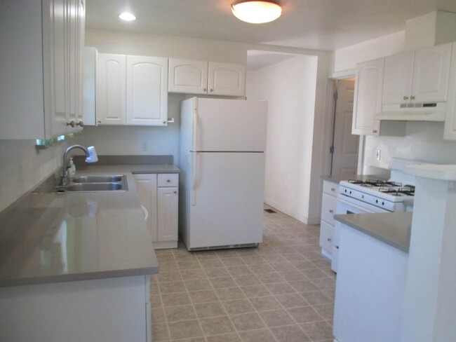 Building Photo - Spacious 3 bedroom 2.5 bathroom Tacoma Cra...