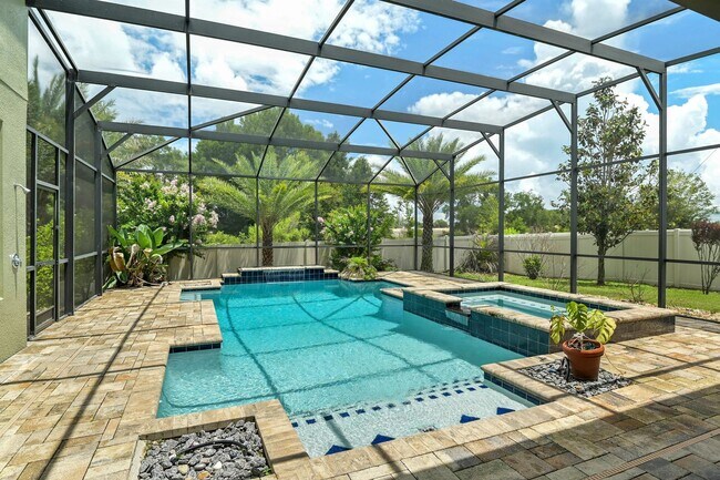 Foto del edificio - Expansive 4 bedroom, 3 bath remodeled home in gated community