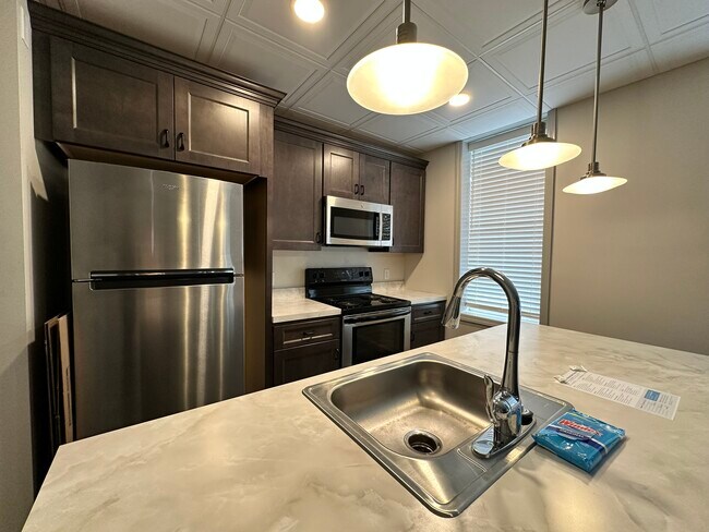 Kitchen with appliances. - 158 E Walnut St