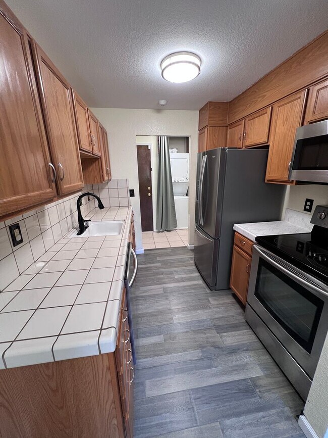 Foto del edificio - GORGEOUS CONDO UNIT WITH PRIVATE BACK YARD WITH GARDEN SETTING AND 2 PARKING SPACES!!!