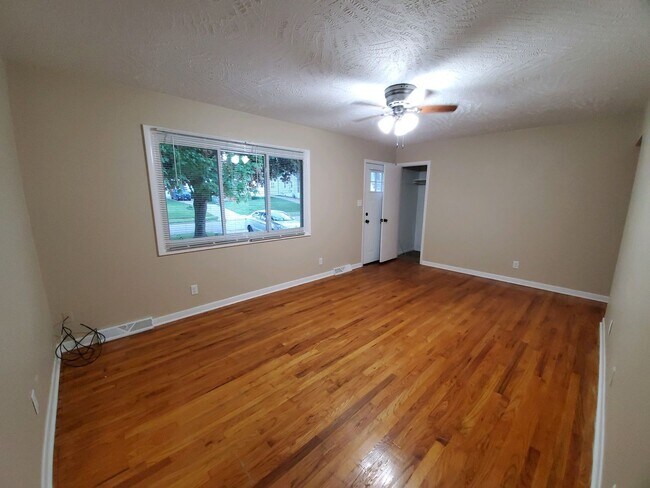 Building Photo - 3 Bedroom, 1 Bathroom with Walkout Basement
