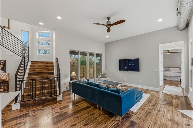 Building Photo - 1405 Camelot Cir