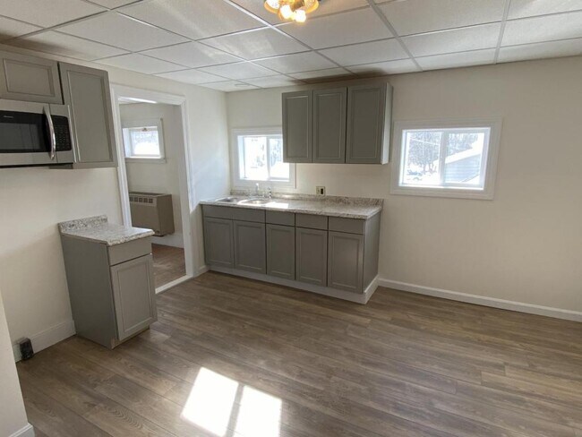 Building Photo - 679 River Road