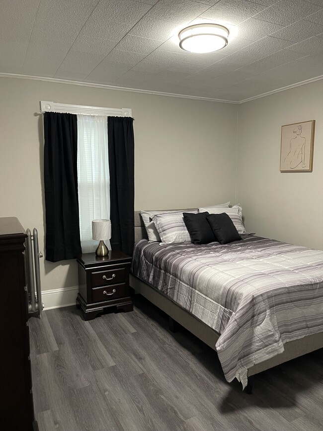 Large bedroom with space enough for Queen or King bed - 46 Mooreland St