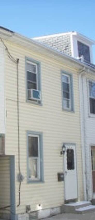 Primary Photo - 2 Bdrm Row Home
