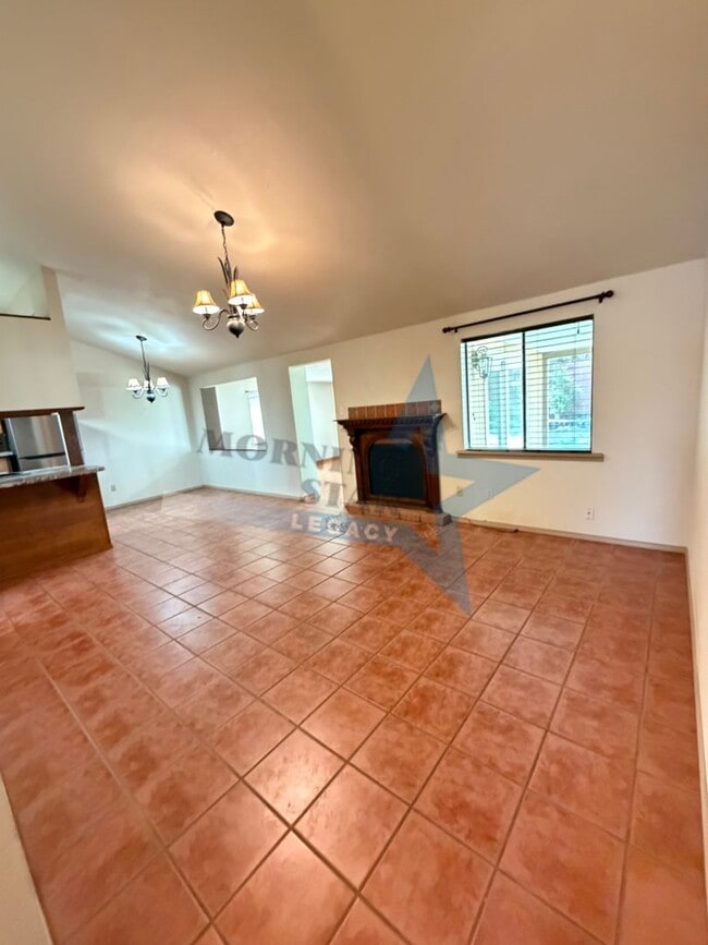 Building Photo - 3 Bedroom 2 Bathroom House with large backyard and Bonus room!