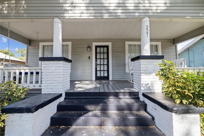 Building Photo - 227 W Fern St