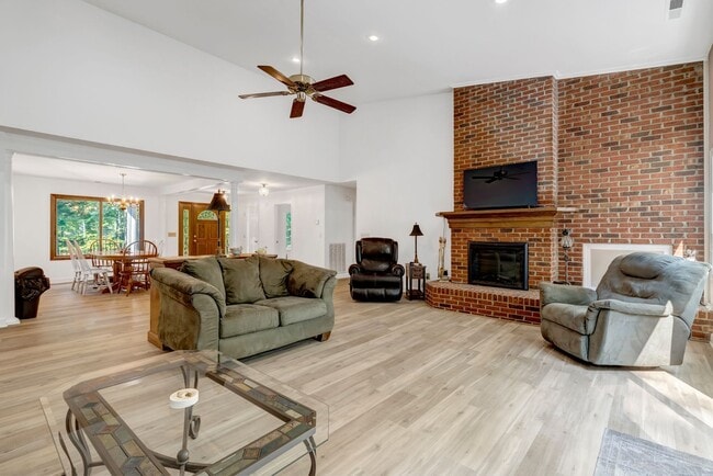 Building Photo - This WATERFRONT-FULLY FURNISHED-ALL INCLUS...