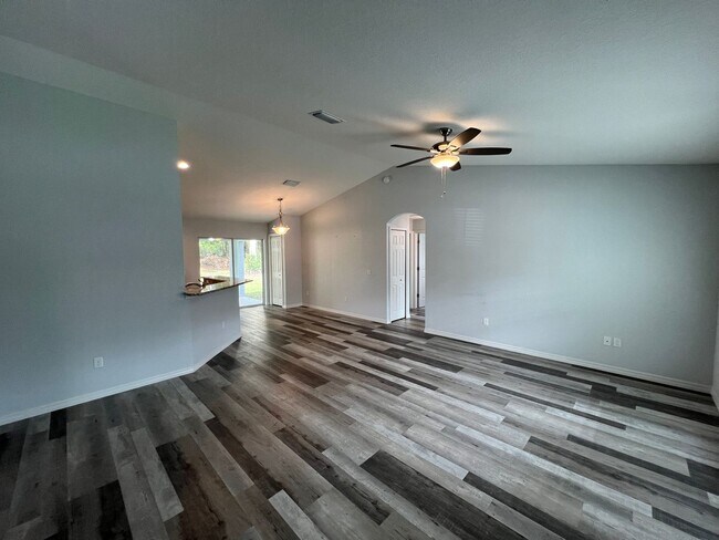 Building Photo - Gorgeous, 3 Bedroom, 2 Bathroom Home in Su...