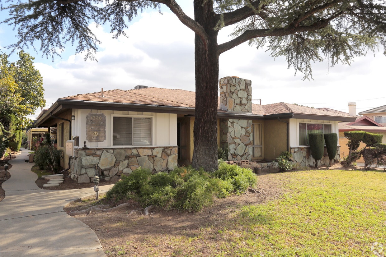 Building Photo - 1320 S Del Mar Ave