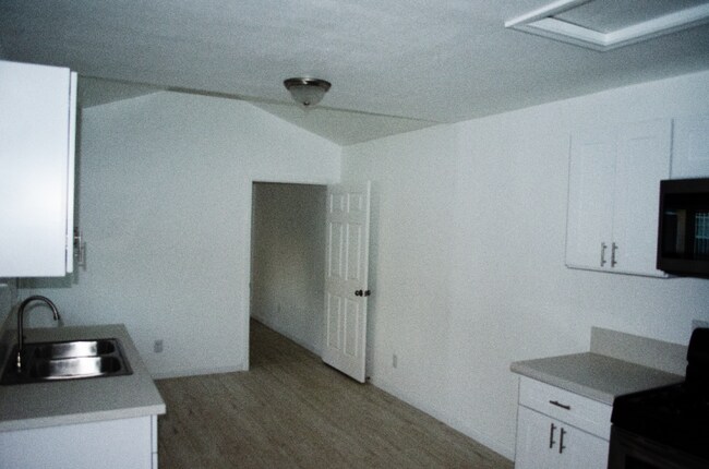 Building Photo - 3039 Fashion Ave