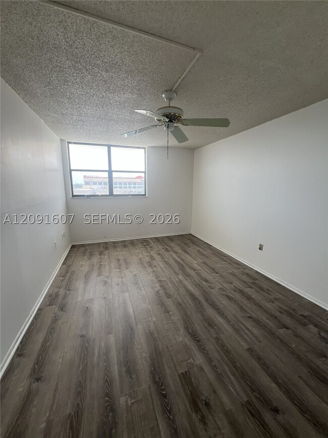Foto del edificio - 920 NE 169th St