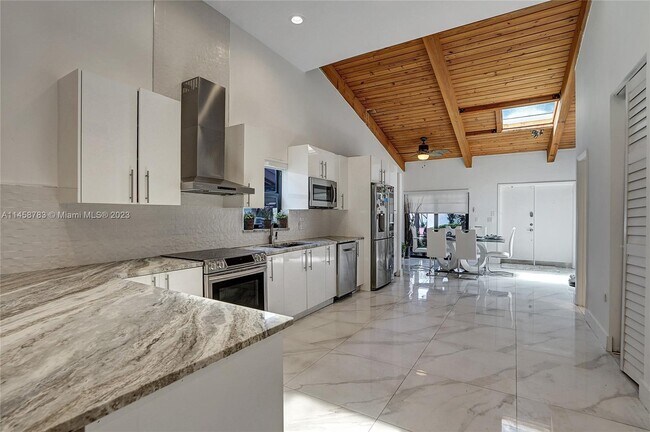 Building Photo - 2751 Parkview Dr S