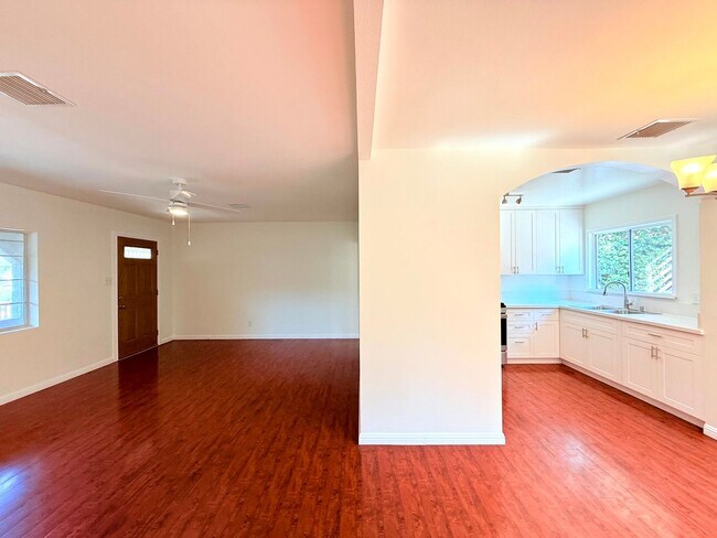 Foto del edificio - Updated 2 Bed 1.5 Bath Home with Private E...