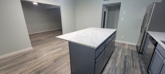 Foto del edificio - 102 W Basic Rd