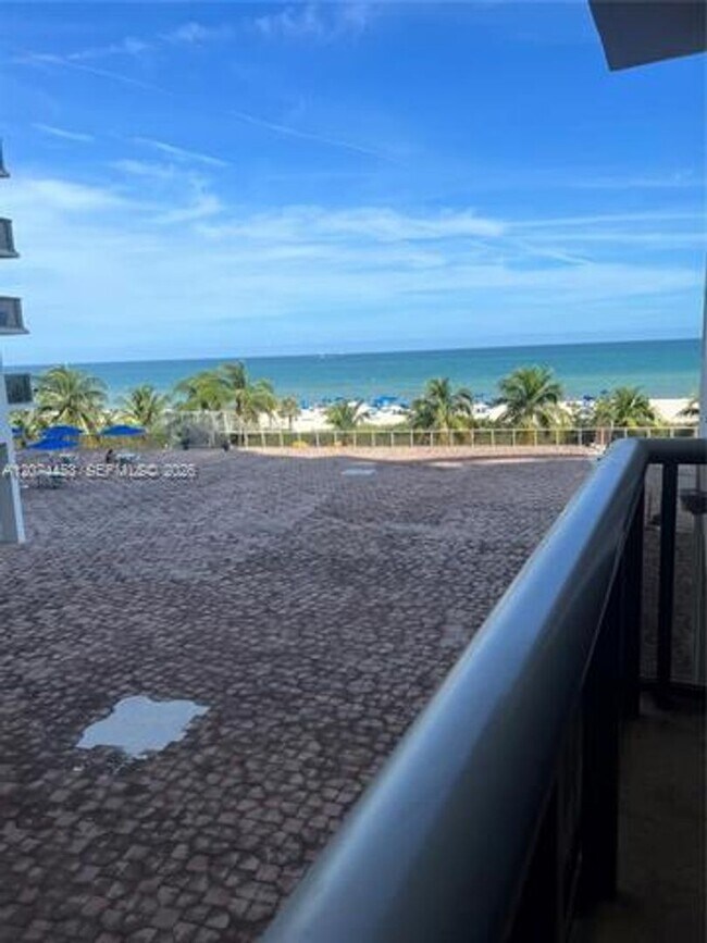 Foto del edificio - 6039 Collins Ave